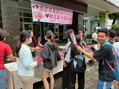 114-05-07感恩母親節贈花活動(04)